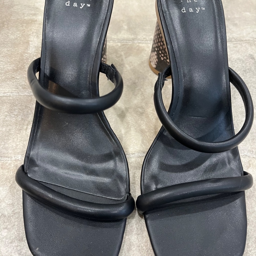 Ladies Sandals - Picture 2 of 3